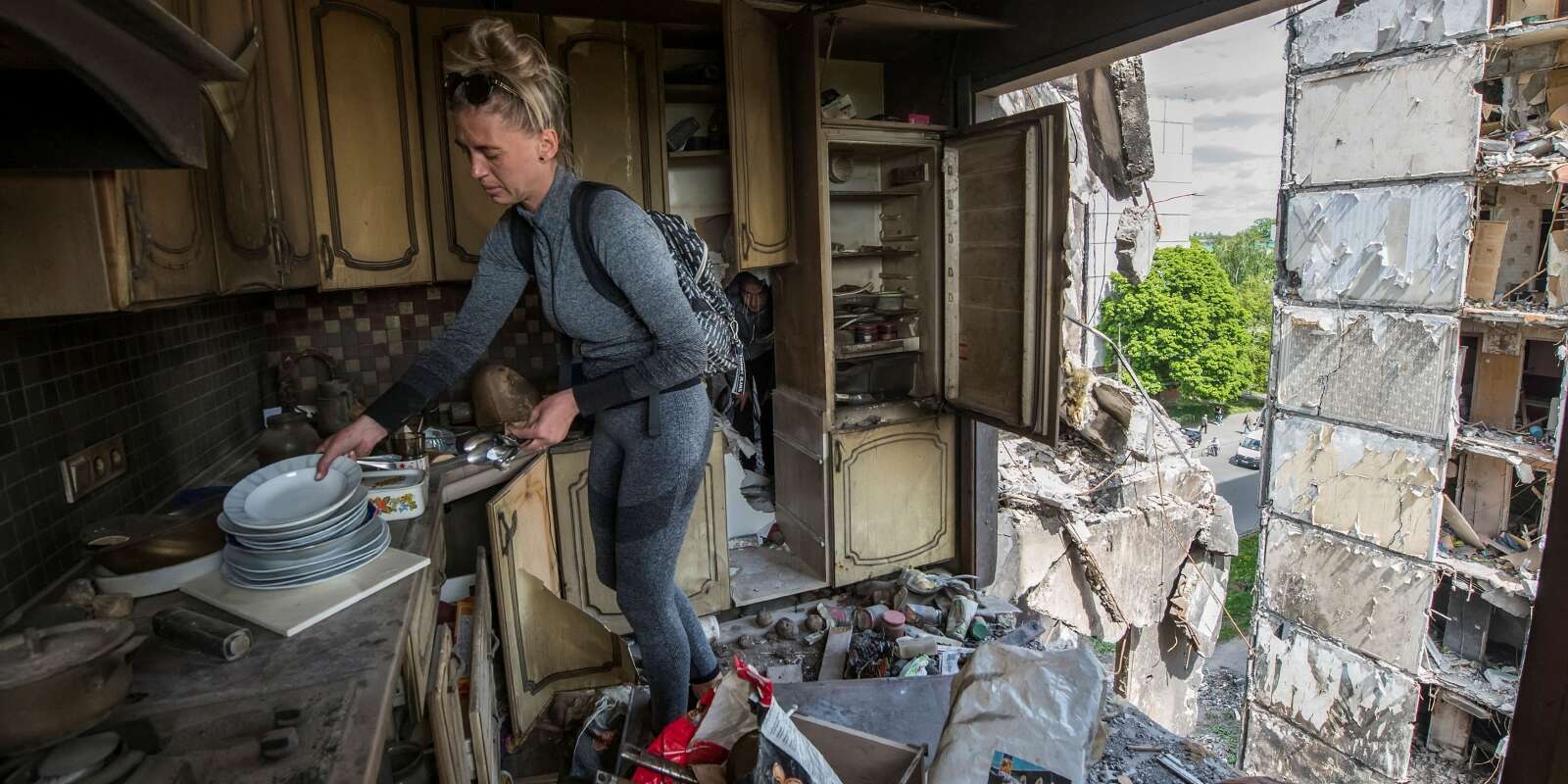 Une habitante d’une résidence de Borodianka, dans la région de Kiev, récupère ce qu’elle peut de la cuisine de son appartement éventré par les bombardements, le 13 mai 2022.