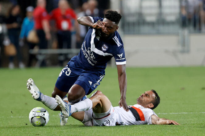 Le défenseur bordelais Enock Kwateng, taclé par le Lorientais Jérémy Morel, au Matmut Stadium de Bordeaux, samedi 14 mai.