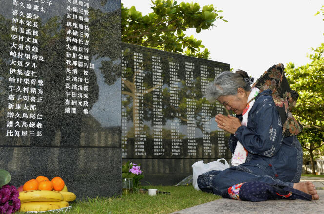 Une stèle en hommage aux victimes de la bataille d’Okinawa, à Itoman, en juin 2015.