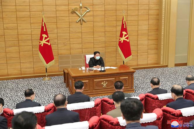 Kim Jong-un, avec un masque, tient une réunion portant sur la stratégie anti-covid à Pyongyang, en Corée du Nord. Document fourni par l’agence officielle KCNA, le 14 mai 2022.