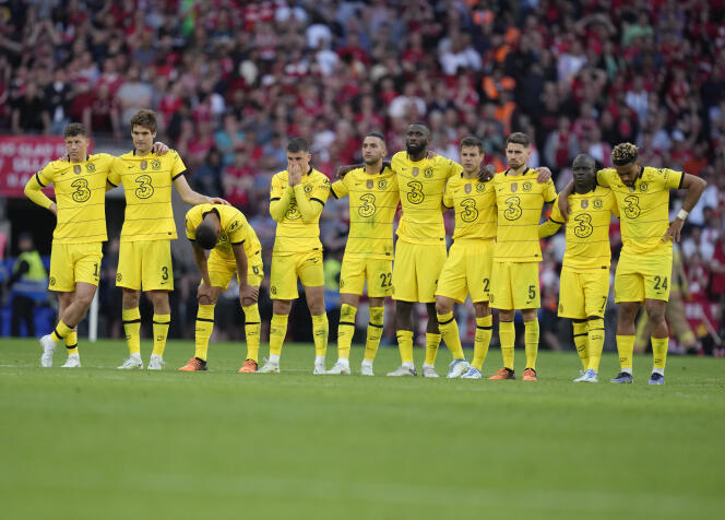 Chelsea players stand on the pitch during the penalty shootout after the English FA Cup final soccer match between Chelsea and Liverpool, at Wembley stadium, in London, Saturday, May 14, 2022. 
