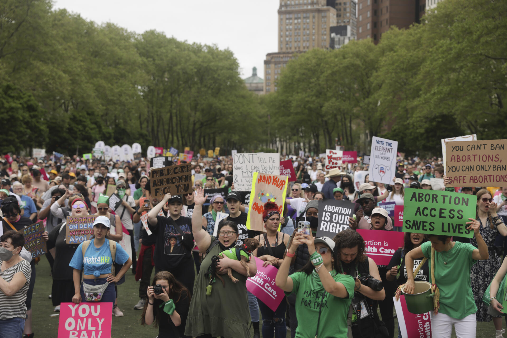 Des manifestants se rassemblent à Cadman Plaza lors d’une manifestation pour le droit à l’avortement, le samedi 14 mai 2022, dans le quartier de Brooklyn à New York.