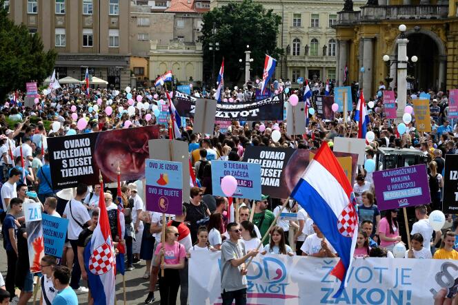 Des manifestants de la « marche pour la vie », la septième manifestation annuelle antiavortement organisée par des groupes conservateurs, à Zagreb (Croatie), le samedi 14 mai 2022.