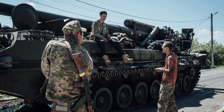 Des soldats ukraniens attendent la réparation de leur blindé 2S7 Pion, un canon d'artillerie, à 30 km du front. Oblast de Kharkiv le 13 mai 2022.