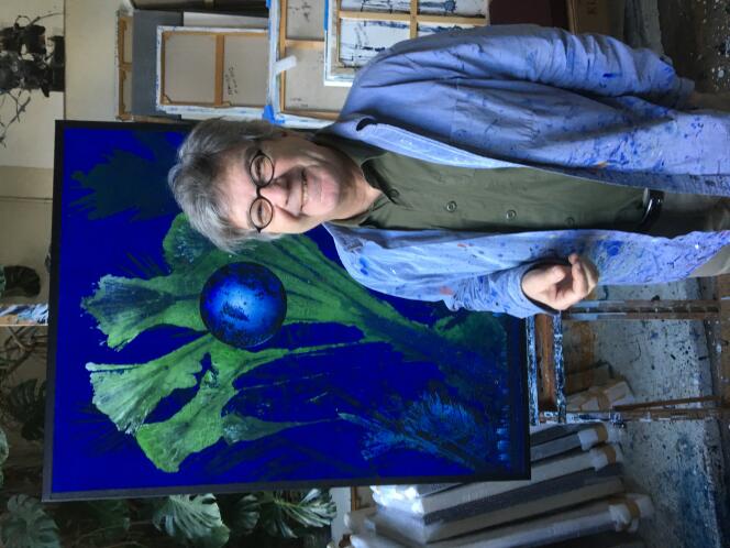 L’artiste dans son atelier devant une toile de sa série « Herbarium ».