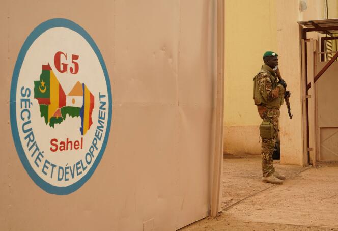 Un soldat malien à l’entrée d’un bâtiment du G5 Sahel, à Sévaré (Mali), le 30 mai 2018.
