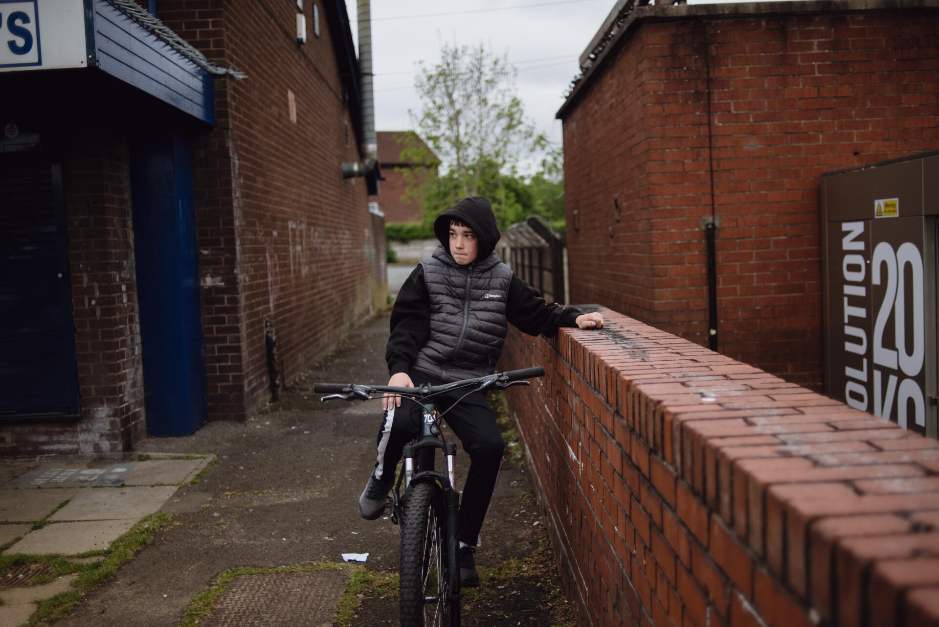 Un écolier sur son vélo à Radcliffe, le 6 mai.