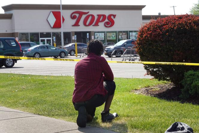 En person mediterer foran supermarkedet der en hvit overlegenhet myrdet ti mennesker, i Buffalo, USA, 15. mai 2022. 
