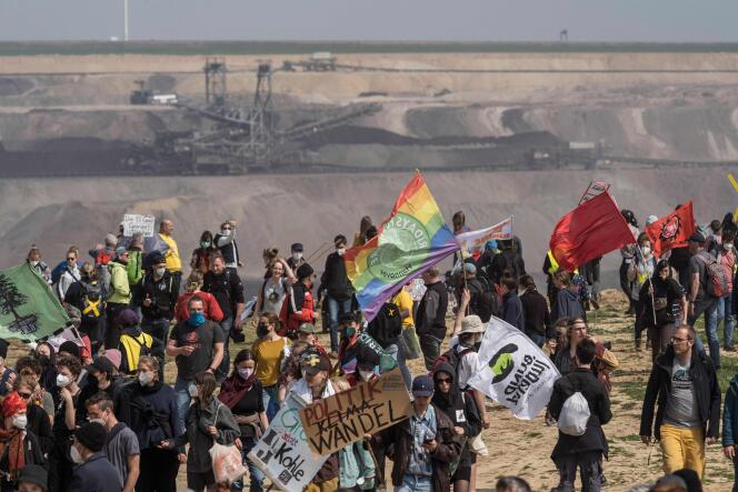Une manifestation contre la destruction d’un village pour l’expansion de la mine à ciel ouvert de lignite de Garzweiler, en Allemagne, le 23 avril 2022. 