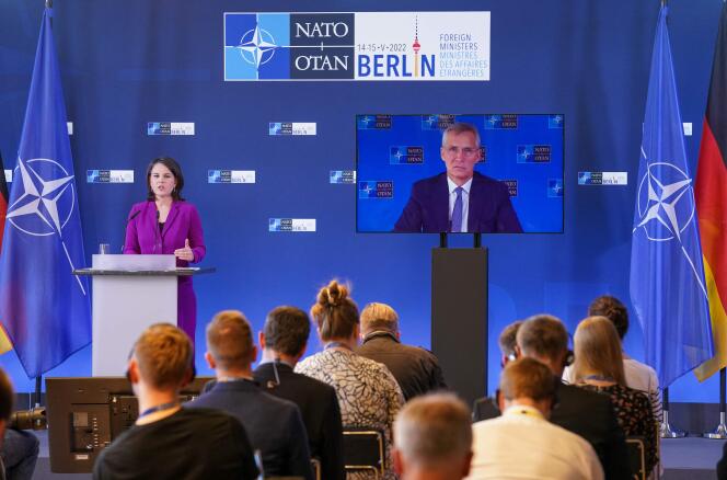 El secretario general de la OTAN, Jens Stoltenberg, habla a través de una pantalla de video junto con la ministra de Relaciones Exteriores de Alemania, Annalena Baerbock, en una conferencia de prensa posterior a la reunión de ministros de Relaciones Exteriores de la OTAN sobre el conflicto en Ucrania, el domingo 15 de mayo de 2022 en Berlín.