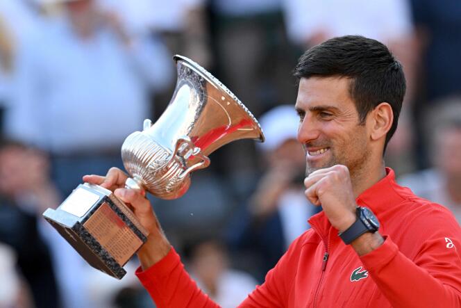 Le Serbe Novak Djokovic célèbre sa victoire au tournoi de Rome aux dépens du Grec Stefanos Tsitsipas, le 15 mai 2022.  