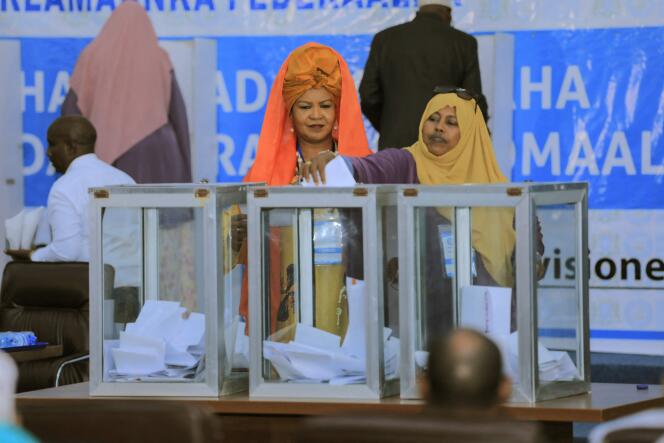 Des représentants somaliens votent à l’élection présidentielle, le 15 mai 2022.