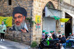 Délégués du Hezbollah, devant un bureau de vote de Beyrouth, le 15 mai 2022, jour des élections législatives libanaises.