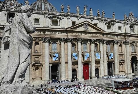 A general view shows Pope Francis leading a canonisation mass at St. Peter's Square in The Vatican on May 15, 2022 creating 10 saints including India's Devasahayam, French hermit Charles de Foucauld and Dutch theologian Titus Brandsma. (Photo by Vincenzo PINTO / AFP)