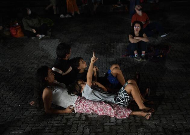 People watch the "Blood Moon" in Rio de Janeiro, Brazil on May 16, 2022.