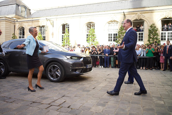 Elisabeth Borne, jusqu'ici ministre du travail du gouvernement de Jean Castex, arrive à Matignon pour la passation des pouvoirs, lundi 16 mai 2022.
