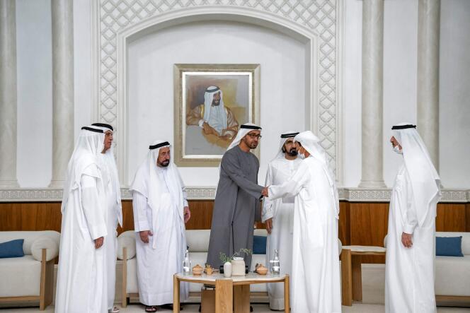 Mohammed Ben Zayed Al Nahyane d’Abou Dhabi (en gris) serre la main du cheikh Houmaïd Ben Rachid Al-Nouaïmi d’Ajman, à Abou Dhabi, le 14 mai 2022.