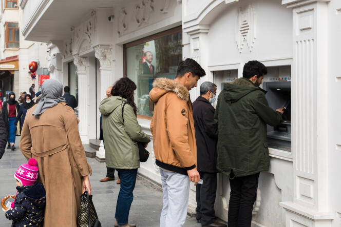 Devant des distributeurs automatiques de billets, à Diyarbakir (Turquie), le 22 mars 2022. 