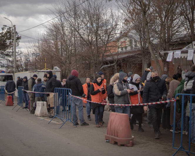 Des réfugiés ukrainiens patientent à la frontière roumaine, à Siret, le 28 février 2022. 