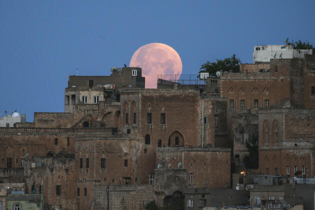 La Luna sobre Mardin en el sureste de Turquía el 16 de mayo de 2022.