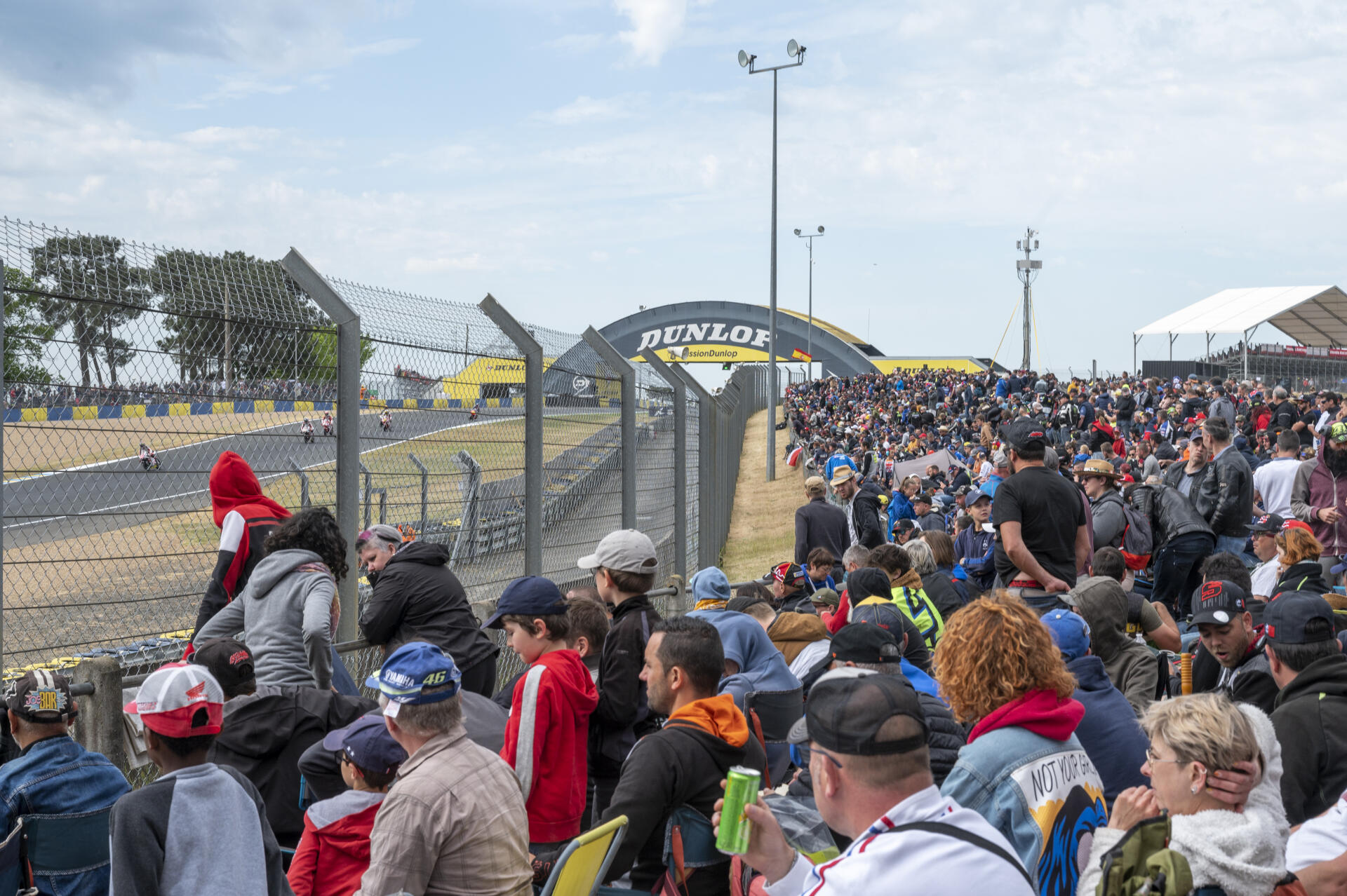 Au bord de la piste lors du Grand Prix de France au Mans, le 15 mai 2022.