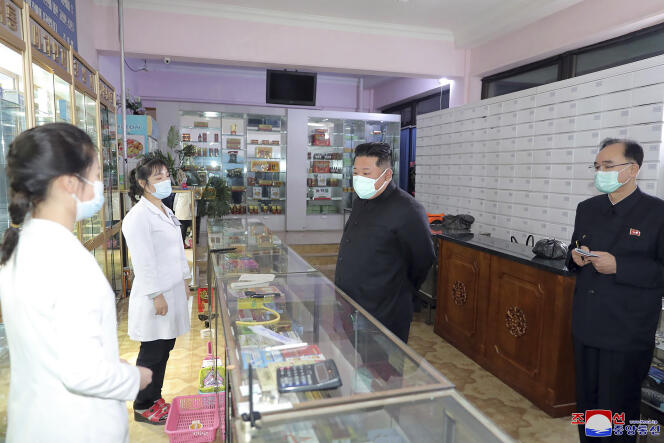 El líder norcoreano Kim Jong-un visita una farmacia en Pyongyang el 15 de mayo de 2022 en Corea del Norte.