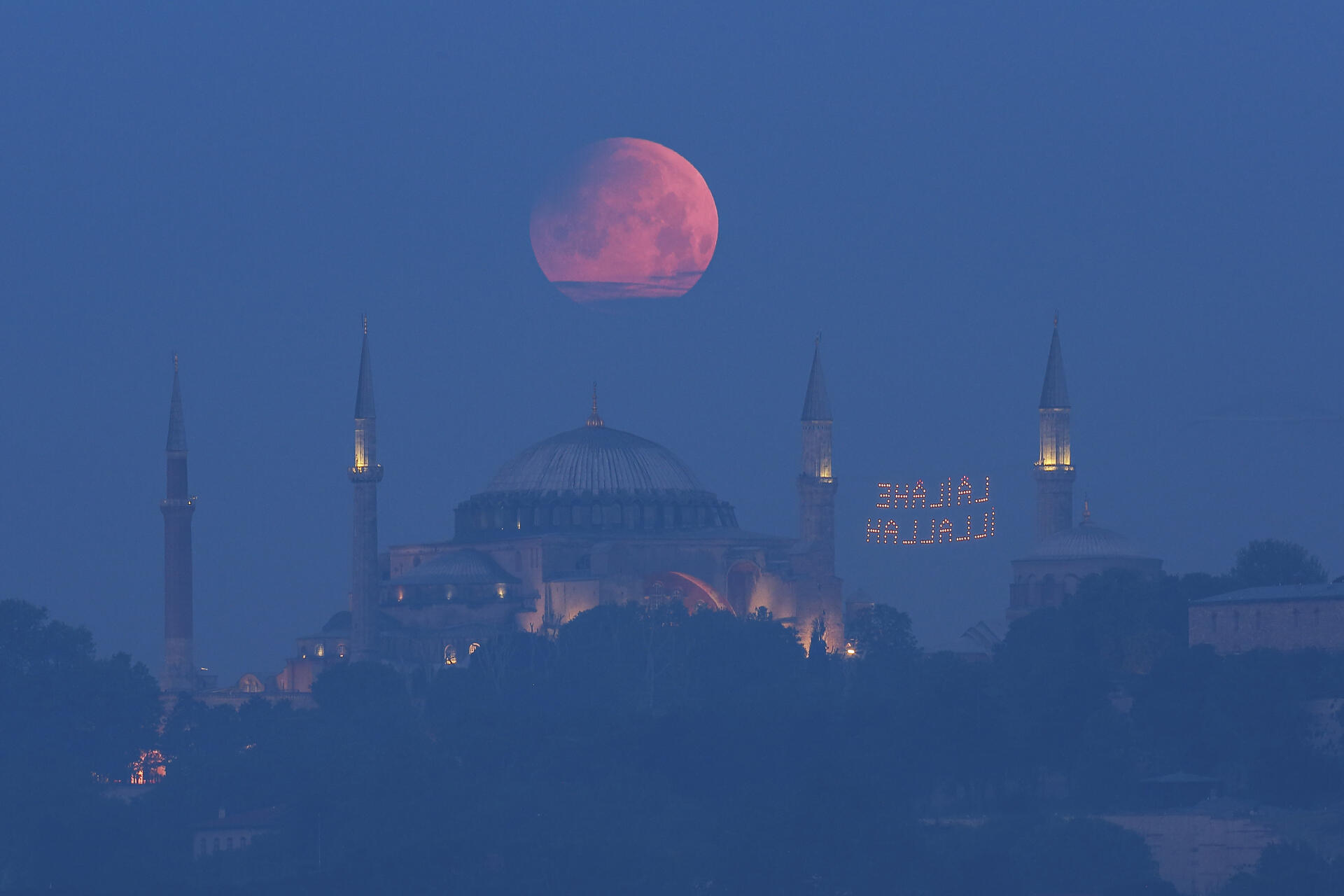 La lune au dessus de la mosquée Sainte-Sophie d’Istanbul, Turquie, le 16 mai 2022.