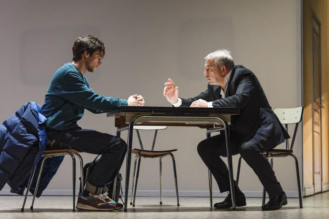 Romain Fauroux (à gauche) et Philippe Torreton (à droite) dans « Tout mon amour », mis en scène par Arnaud Meunier, à la MC2 de Grenoble, le 30 avril 2022.