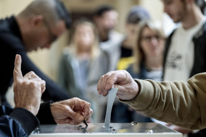 A Lyon, le 24 avril 2022, dans le bureau de vote du Palais de la Bourse (2e arrondissement) pour le second tour de l'élection présidentielle.
