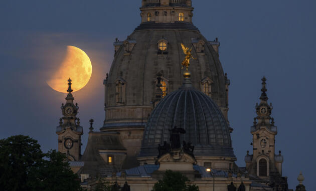 La Lune au petit matin vue depuis Dresde en Allemagne, le 16 mai 2022.