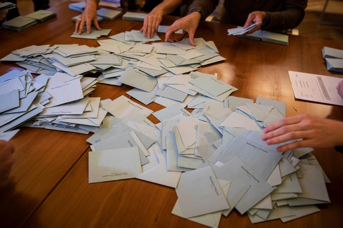 Dépouillement du scrutin du second tour de l’élection présidentielle, dans le bureau de vote du Capitole, à Toulouse, le 24 avril 2022.