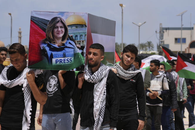 Des étudiants portent un faux cercueil lors d’un enterrement symbolique de la journaliste d’Al-Jazira Shireen Abu Akleh, organisé à l’université al-Azhar, à Mughraqa, dans la bande de Gaza, le 16 mai 2022.