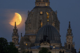 La Lune au petit matin vue depuis Dresde en Allemagne, le 16 mai 2022.