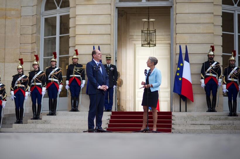Jean Castex et Elisabeth Borne, lors de la cérémonie de passation des pouvoirs à Matignon, lundi 16 mai 2022. 