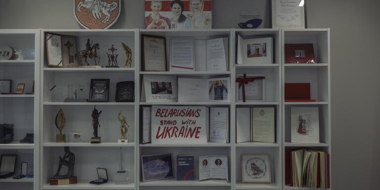 L’étagère où reposent les différents prix, médailles et reconnaissances de Svetlana Tsikhanouskaya, « présidente » autoproclamée biélorusse, exilée politique et représentante de l’opposition à Alexandre Loukachenko. Dans ses bureaux à Vilnius, en Lituanie, le 18 avril 2022.