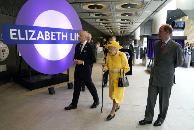 Queen Elizabeth II, Prince Edward (right) and Andy Byford (left), the commissioner (executive director) of Transport for London, at Paddington tube station in London on May 17, 2022.
