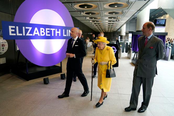 La reina Isabel II, el príncipe Eduardo (derecha) y Andy Byford (izquierda), el comisionado (director ejecutivo) de Transport for London, en la estación de metro de Paddington en Londres el 17 de mayo de 2022.