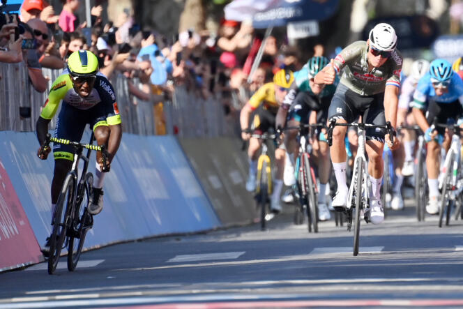Le Néerlandais Mathieu van der Poel lève le pouce pour féliciter l’Érythréen Biniam Girmay, qui vient de s’adjuger la 10e étape du Giro entre Pescara et Jesi (Italie), le 17 mai. 