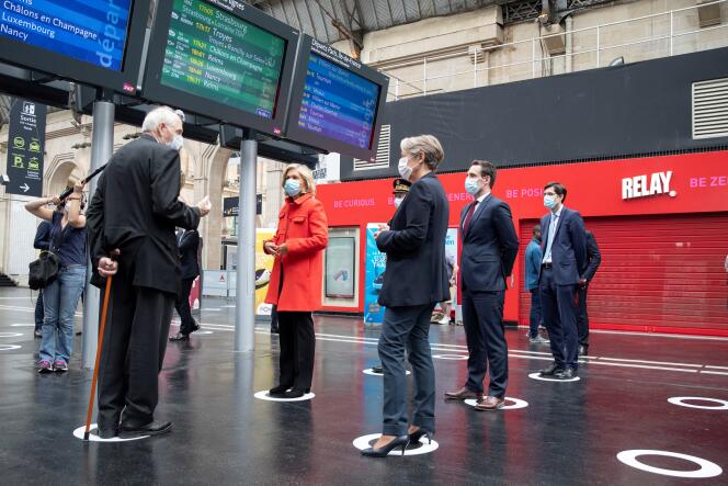 Elisabeth Borne, then minister of the energy transition, visiting the Gare de l'Est in Paris with Valérie Pécresse, May 10, 2020.