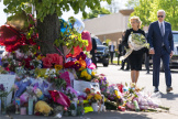 Jill  et Joe Biden arrivent sur les lieux de la tuerie pour rendre hommage aux victimes, à Buffalo (Etat de New York), le 17 mai 2022.