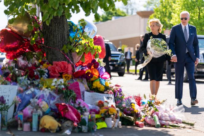 Jill og Joe Biden ankommer stedet for massakren for å vise respekt til ofrene, i Buffalo, New York, 17. mai 2022.