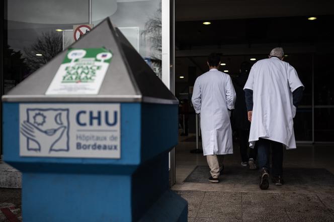 Des membres du personnel médical reprennent le travail après avoir observé une minute de silence, alors qu’ils se sont rassemblés devant le CHU Pelegrin à Bordeaux, le 4 février 2022, pour dénoncer le manque de personnel et les mauvaises conditions de travail entraînant une prise en charge dégradée des patients dans le service des urgences de l’hôpital.