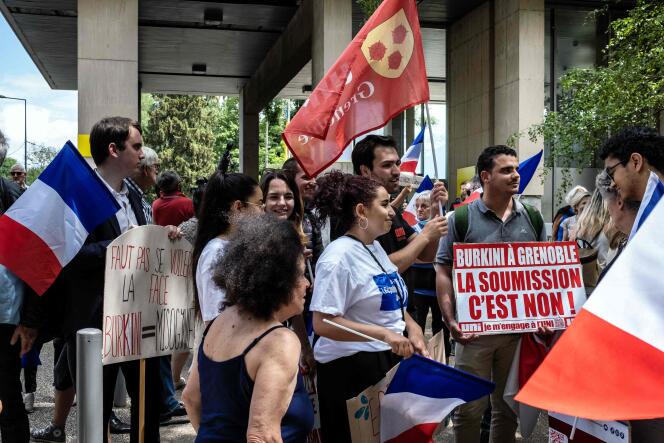 Des personnes se rassemblent devant l’immeuble de Grenoble Métropole pour protester contre le port du maillot de bain « burkini » à Grenoble, le 16 mai 2022. 