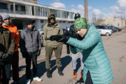 Une femme s’entraîne au tir avec les volontaires de la défense civile, à Odessa, en Ukraine, en mars.