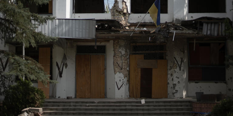 La lettre V, symbole militaire de l'armée russe, taguée sur le mur de la mairie de Borodyanka, endommagée lors de la liberation de la ville. Ukraine, 12 mai 2022.