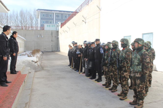 Gathering of different police units in an anti-escape exercise: intervention unit (helmeted), floor police (cap), outside guards (fatigues), Tekes Detention Center, February 14, 2018. 