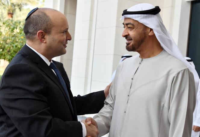 El primer ministro israelí, Naftali Bennett, a la izquierda, le da la mano al jeque Mohammed Bin Zayed Al Nahyan, príncipe heredero de Abu Dhabi, en Abu Dhabi, Emiratos Árabes Unidos, el 13 de diciembre de 2021.