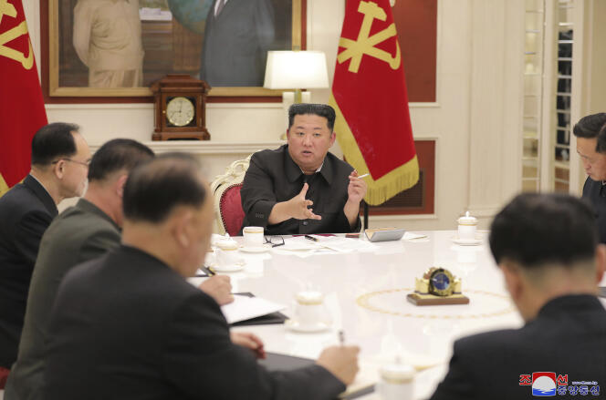 Sur cette photo fournie par le gouvernement nord-coréen, le dirigeant Kim Jong-un (au centre) assiste à une réunion du parti au pouvoir, à Pyongyang, le 17 mai 2022.