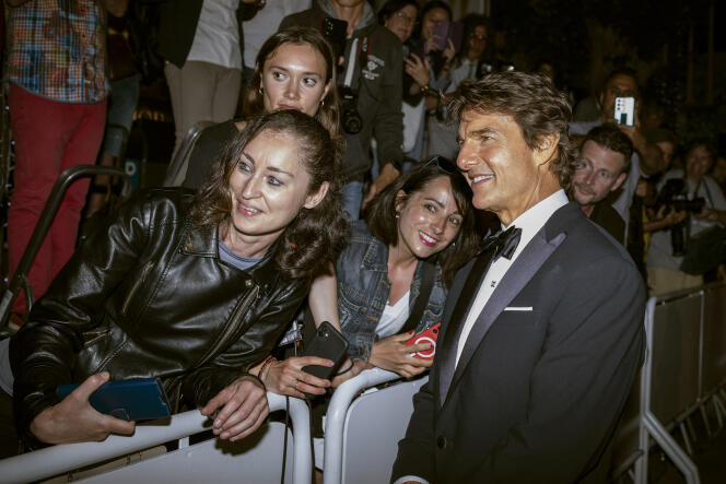 Tom Cruise (à droite) avec des fans après la projection du film « Top Gun. Maverick », le 18 mai 2022, au 75e Festival de Cannes.