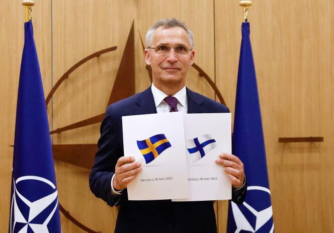 Le secrétaire général de l’OTAN, Jens Stoltenberg, pose avec les actes de candidature de la Finlande et de la Suède à l’Alliance atlantique, à Bruxelles, le 18 mai 2022. 